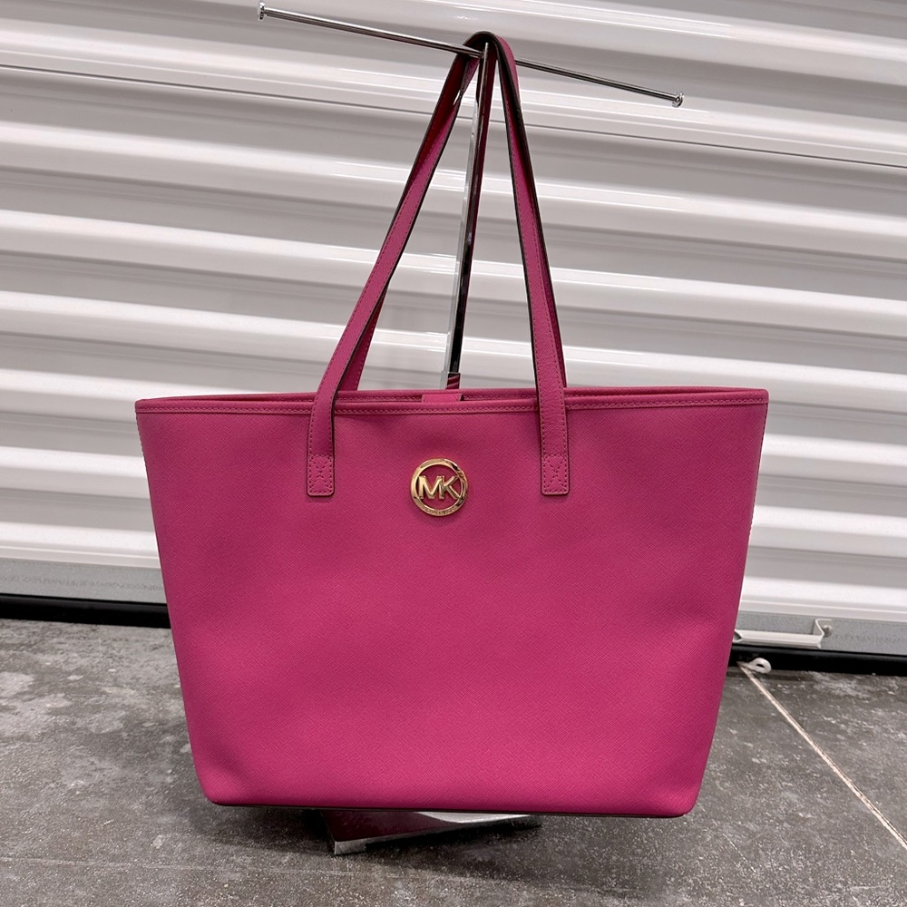 MICHAEL KORS Jet Set Travel Hot Pink Leather Fuchsia Designer Bag Travel Style